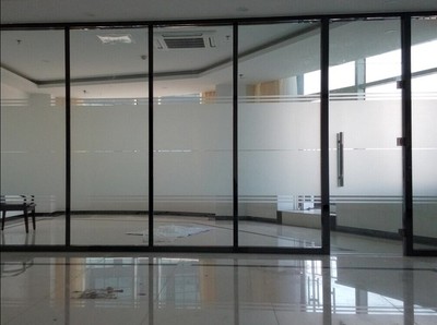 玻璃门贴膜的详细步骤与实用技巧