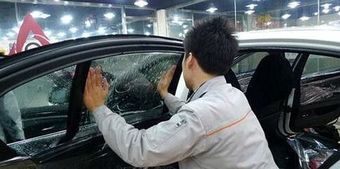 汽车玻璃贴膜时使用的喷液成分与作用解析